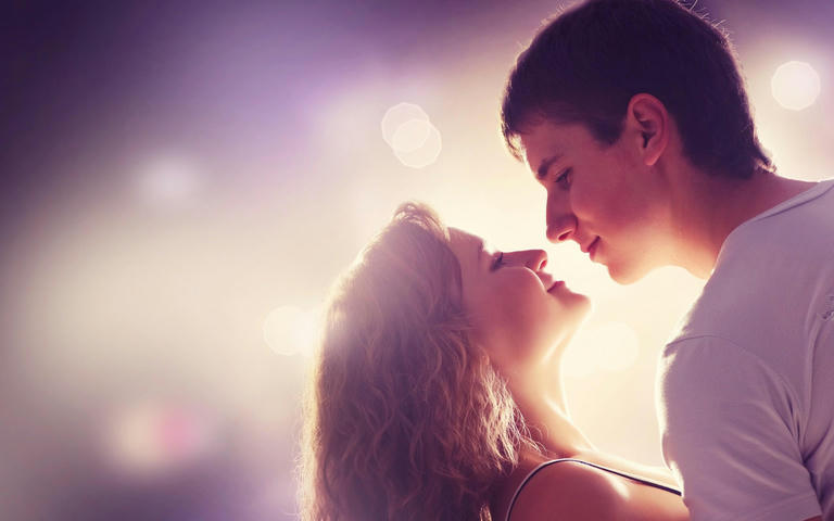 6 romantic places in Victoria to steal a kiss